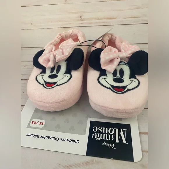 NWT Disney Minnie Mouse Childrens Slippers Size 11/12
