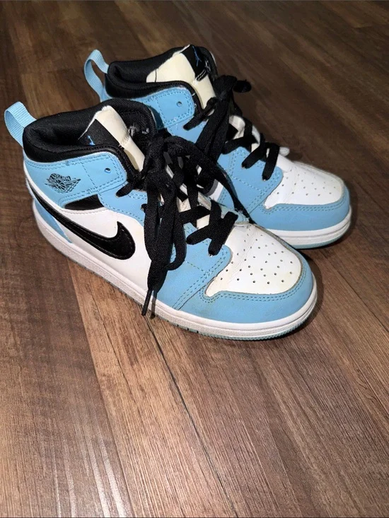 Nike Jordan 1s Kids University Blues size 3Y