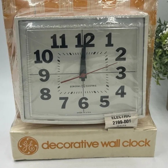 GE Vintage 1960's Model 2199, White Wall Clock Plastic‎ in original packaging