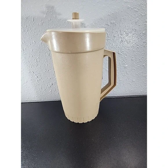 Vintage‎ Tupperware 2 Quart Pitcher Almond Tan 800-8