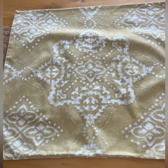 Pottery Barn pillow shame 23” wide Light gold and white w/ zipper.
