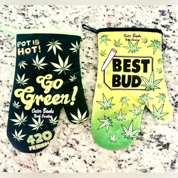 OUTER BANKS, NC OVEN MITTS😄 “420 Friendly” - GO GREEN! POT IS HOT! BEST BUD💚🔥