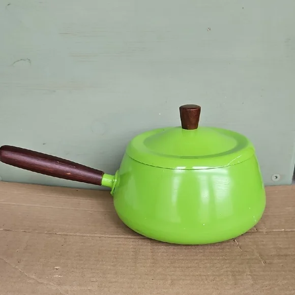 Gourmet Int. Vintage Bright Green Enamel Saucepan with Wooden Handle and Knob