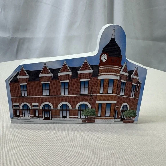 2014 Cats‎ Meow Hiawatha Town Clock Shelf Sitter