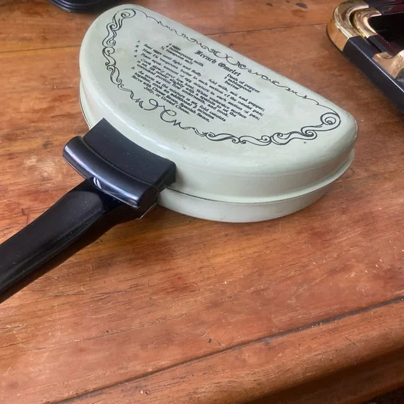 Vintage Mirro Folding Omelette Pan- Avocado Green