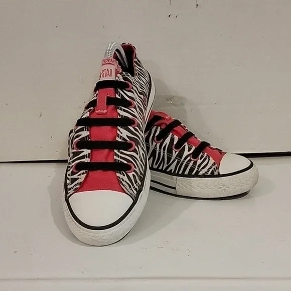 KIDS CONVERVSE‎ ALL STAR LOW TOPS WITH A ZEBRA PATTERN (sz 2)
