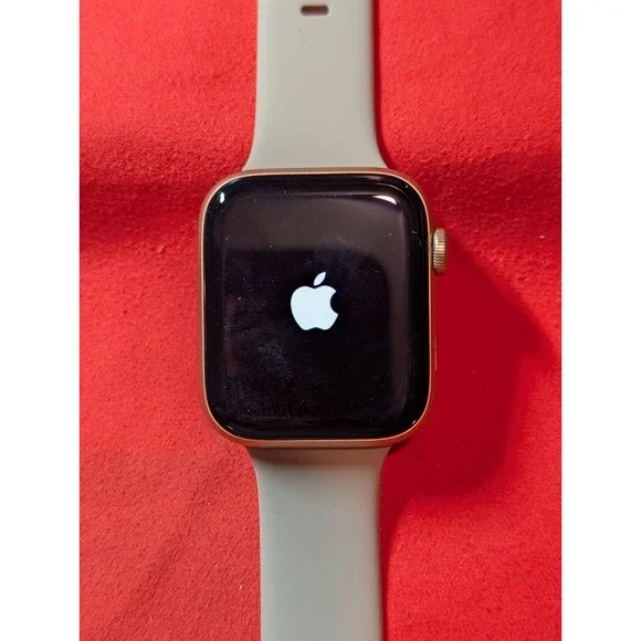LOCKED Apple Watch Series SE 44mm Gold Aluminium Case Working