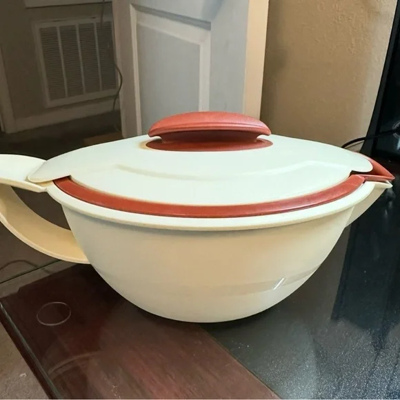 Tupperware Cream and brown-ish gravy boat VINTAGE