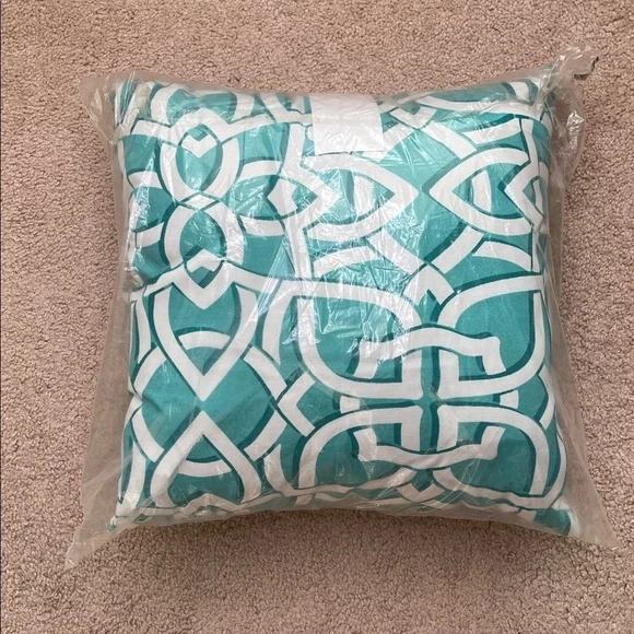 NWT Solaris 17” Aqua and White Geometric Accent Pillow (Set of 3)