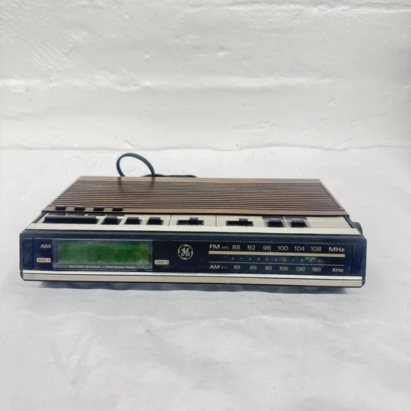 GE FM/AM Digital Alarm Clock Radio Woodgrain Battery Backup Tested Green Light
