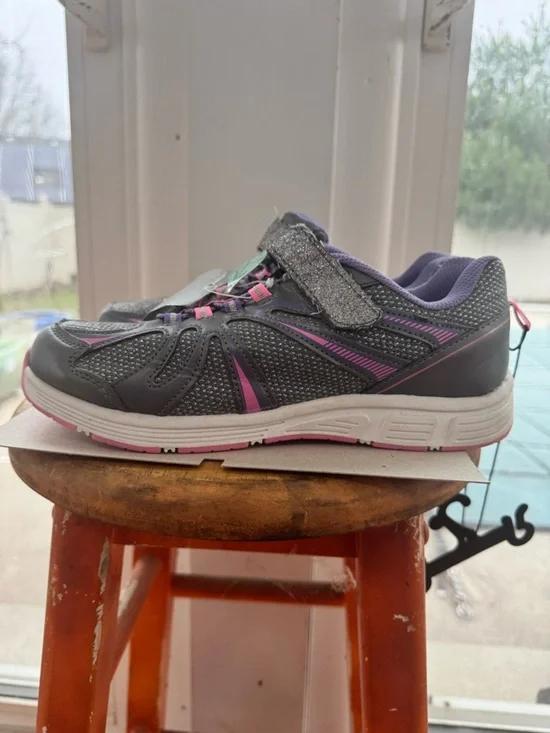 Danskin Now Girls Athletic Shoes Size 6 Gray Pink Sparkle Sneakers NWT W/Stain