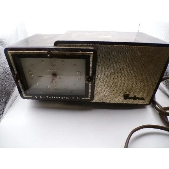 Vintage Bulova Precision 100‎ Clock Radio Mid Century Mod AM Bakelite Powers On