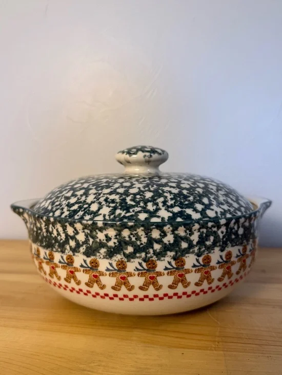 Folkcraft Tienshan Round Covered 2qt Casserole Ceramic Dish Gingerbread Holiday