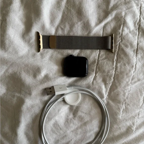 Apple Watch SE Aluminum (GPS + Cellular)