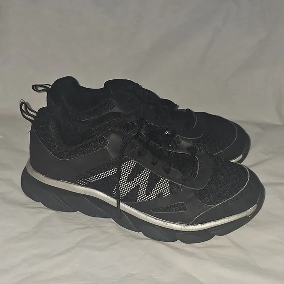 Starter Black Lace Up Sneakers Youth Size 3, Used