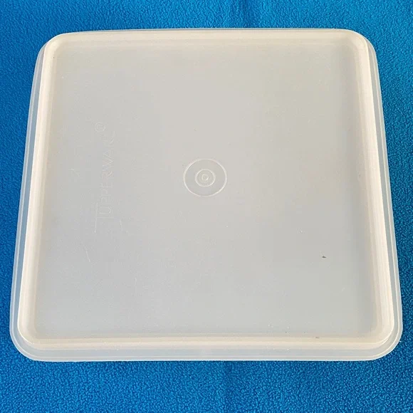 Tupperware Square Keeper - Snack Store Vintage