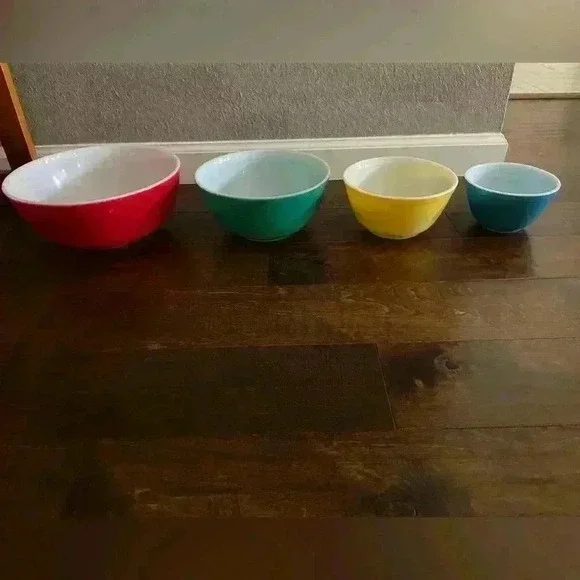 Vintage Mid Century Pyrex Nesting Mixing Bowl Set In Primary Colors