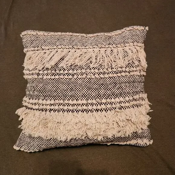 KIRKLANDS Throw Pillow 20 x 20 x 5 Boho Black Natural Chunky Knit Knotted Fringe
