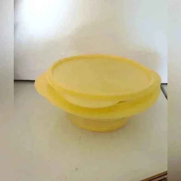 VTG TUPPERWARE YELLOW 4 CUP FLAT OUT COLLAPSIBLE BOWL WITH LID