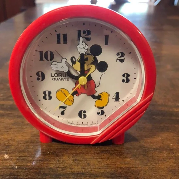 Mickey Mouse Lorus quartz clock it’s missing the battery cover and don’t work