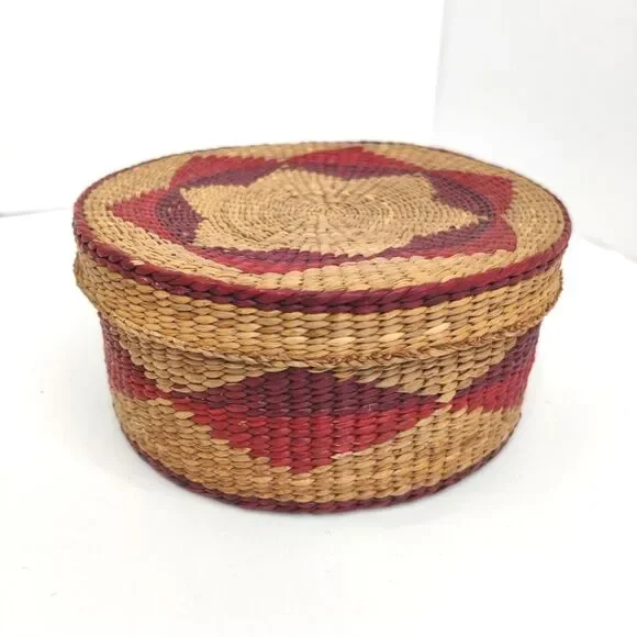 Woven natural Grass Basket w/ Lid red geometric design 3