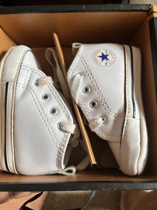 Converse Kids White Low Top Sneakers with Blue Star Logo. size 2c baby shoes