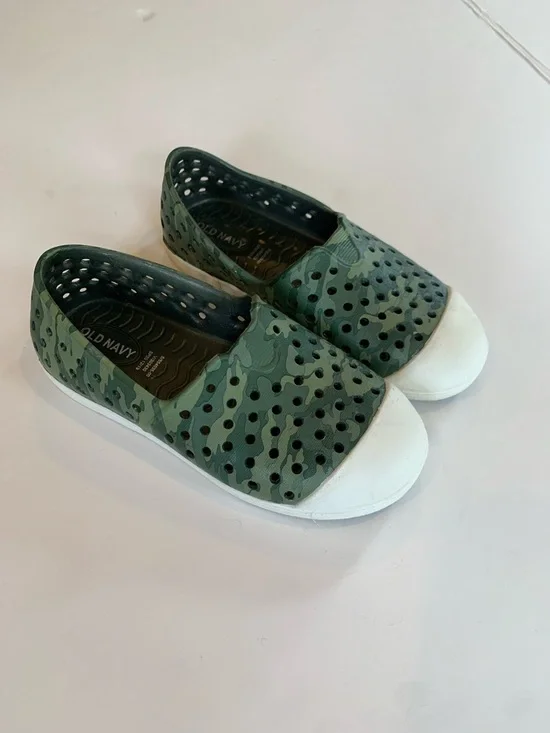 Old Navy Little Kids Boys Size 11 Green Camo Slip-On Waterproof Plastic Shoes