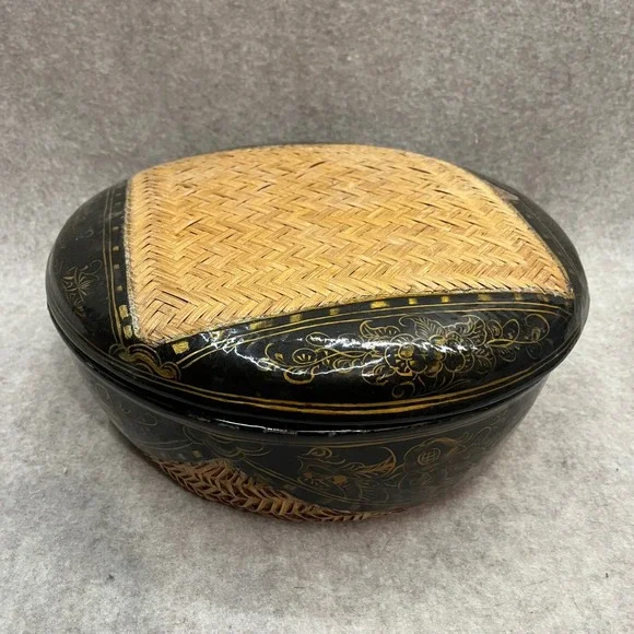 Vintage Hand Painted Black and Gold Lacquer Woven Straw Asian Nesting‎ Boxes Set