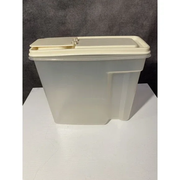 Rubbermaid Servin Saver 1.3 Gallon Plastic Cereal Keeper with Almond Lid