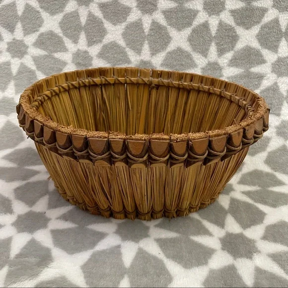 🌸 5 for $25 // Vintage oval straw seagrass wicker basket