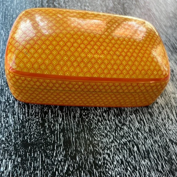 Lacquered paper‎ mache box handmade in Kashmir