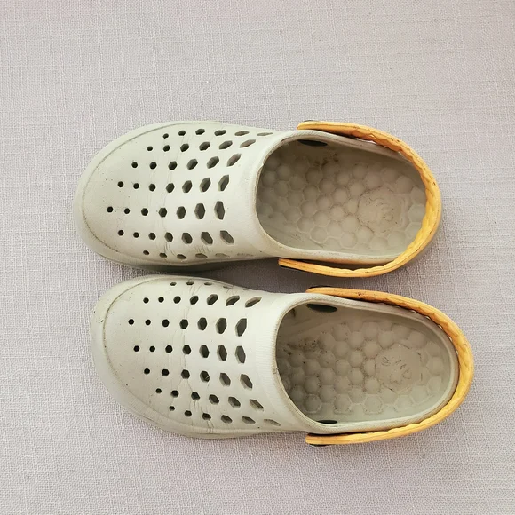 5/$10 Kids Water Shoes - Gray and Yellow