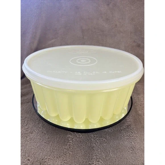 Vintage VALLEYBROOK FARMS Jello Mold‎ Container 60s With Lid 8