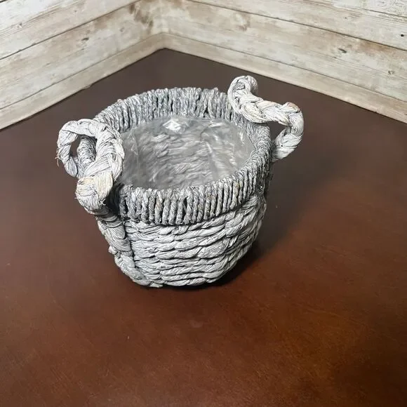 Cute farmhouse‎ wicker planter basket