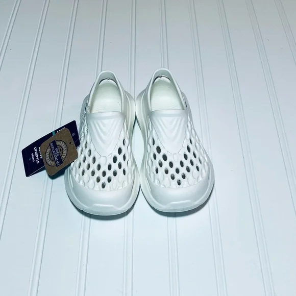 Kids White Water Shoes Size 10 NWT