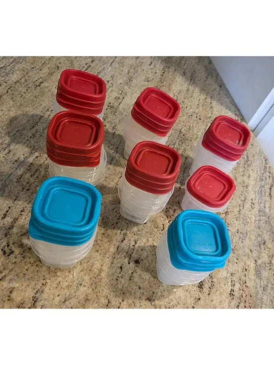 Lot of 22 Rubbermaid Square 4oz Food Storage Containers Red Blue Lids 7J53