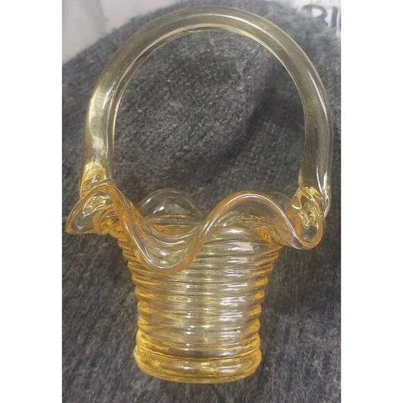 Fenton mini basket buttercup