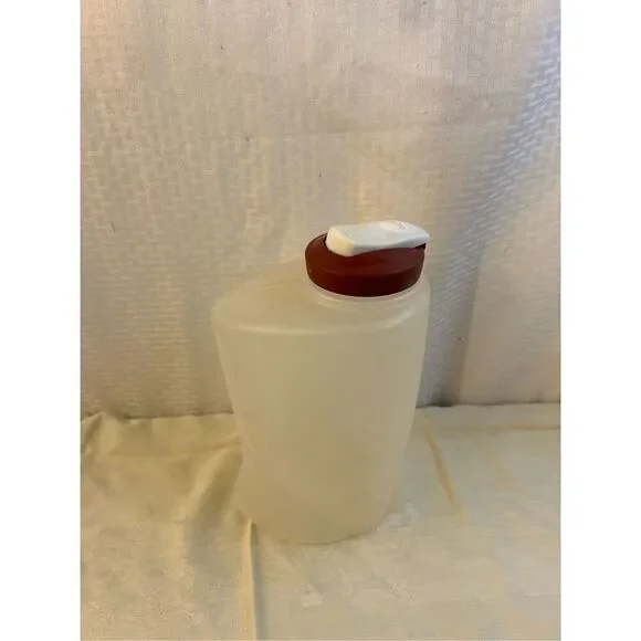 Rubbermaid‎ rubber 1 gal container red lid measuring USA