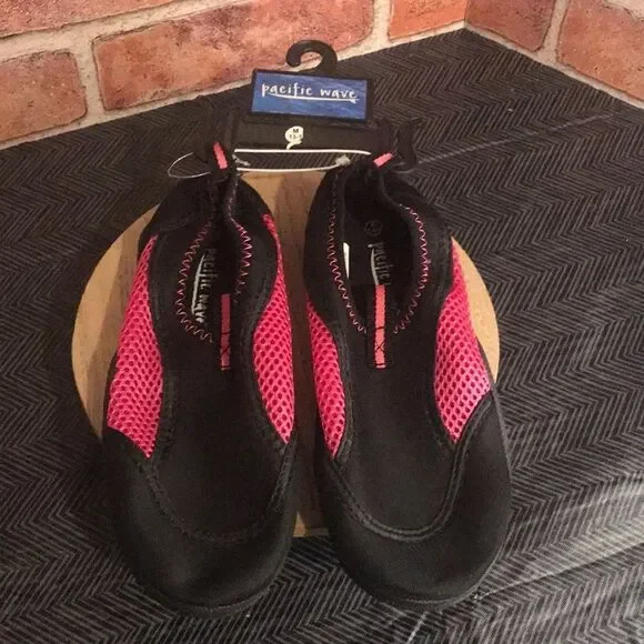Pacific Wave Water Shoes Medium (13/1)