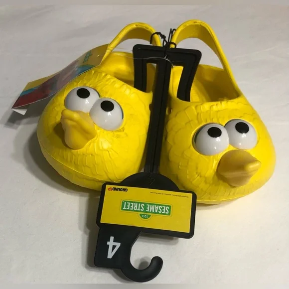 Sesame Street baby’s boy Big Bird Slip on clog yellow. Size 4