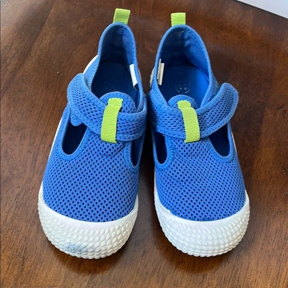 Cat & Jack Sz 12 Water Shoes
