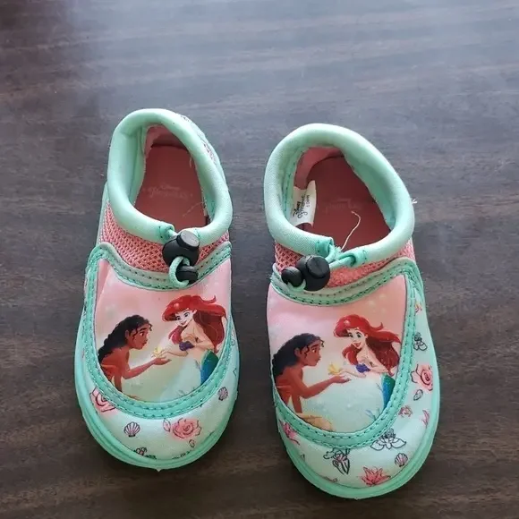 DISNEY PRINCESS WATER SHOES SIZE 7/8 Gently‎ worn