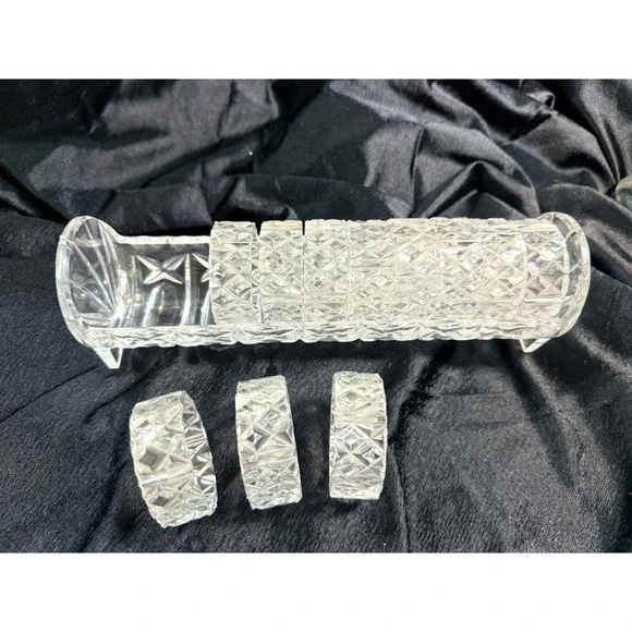 STUNNING GLASS NAPKIN HOLDER WITH 11 GLASS NAPKIN RINGS 8.5