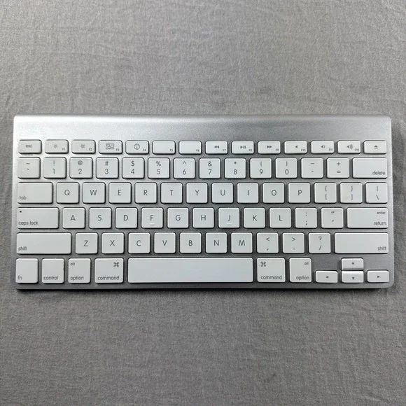 Apple Wireless Keyboard A1314 QWERTY Silver/White Aluminum Portable Tested Works