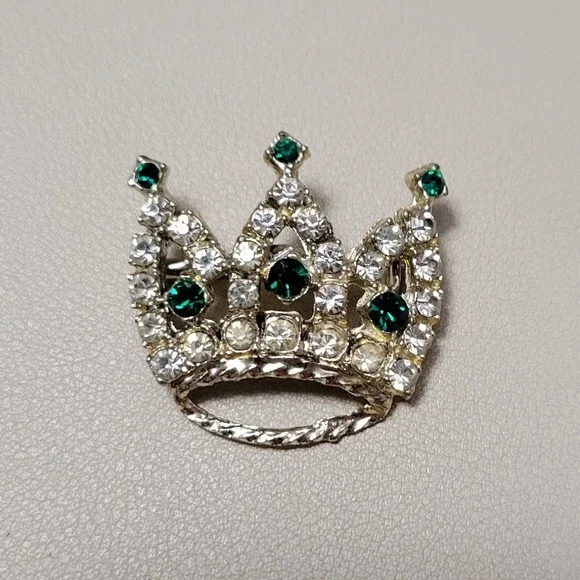 Vintage Unsigned Green & Clear Rhinestone Gold Tone‎ Crown Tiara King Brooch Pin
