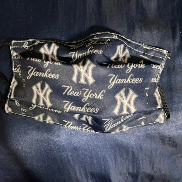 New kid’s NY Yankees face mask