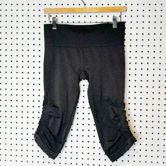Lululemon | Seamless Crop Yoga Pants in Black Sz.‎ 6