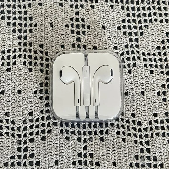 NEW Apple wired headphones