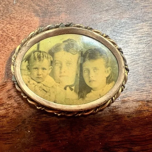 Antique Victorian Photo‎ Brooch Oval Portrait of Children
