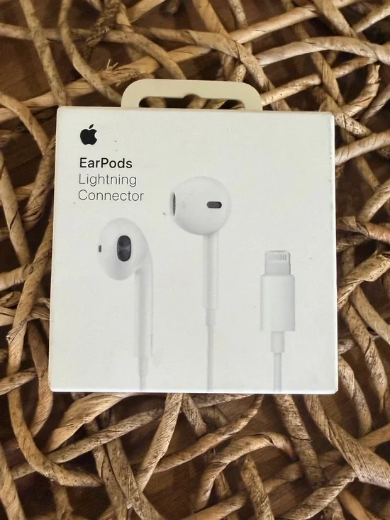 New Sealed Apple EarPods with Lightning Connector - White (MMTN2AM/A)